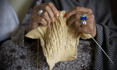 hands knitting