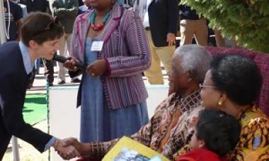 Julianna Lindsay shakes hands with Nelson Mandela